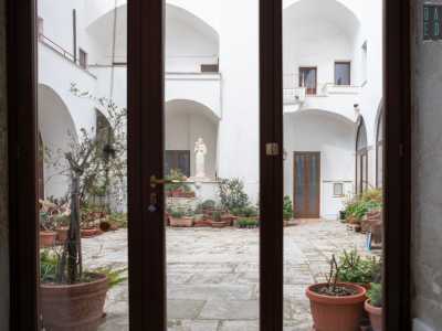 Lasciamo l�opulenta chiesa per aprire una porticina che ci conduce nel silenzioso chiostro del complesso...